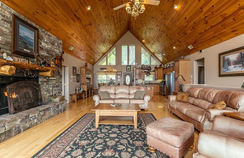 Banner Elk House | A Point Of View - 30 mile views, hot tub, pool table, close to downtown Banner Elk