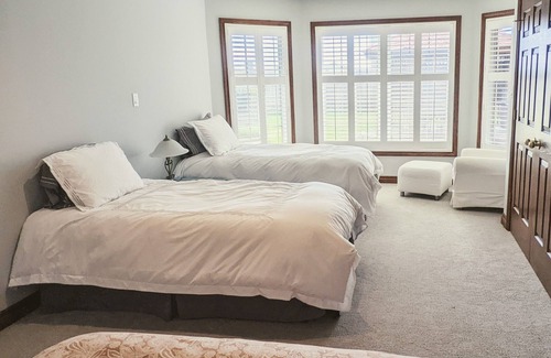 Niagara-on-the-Lake Bed & Breakfast | A poolside guest suite nested in a beautiful orchard along winery route