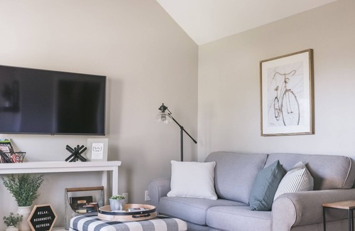 Town of Essex House | A Private Guest House on the Wine Route with King Bed, Hot Tub, Fire Pit, & BBQ