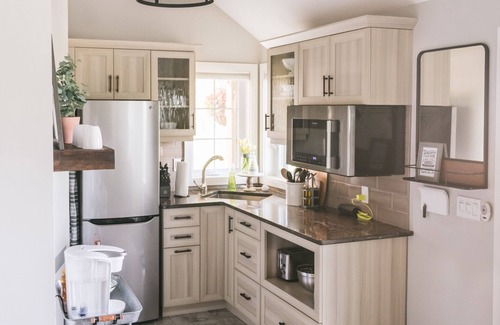 Town of Essex House | A Private Guest House on the Wine Route with King Bed, Hot Tub, Fire Pit, & BBQ