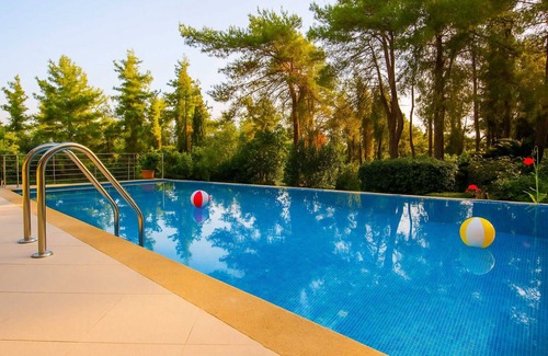 Sane Villa | A Private Haven: Hera with Secluded Pool & Garden