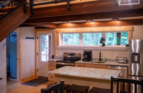Sheridan Cabin | A private wooded retreat with modern amenities, close to town and pet friendly!