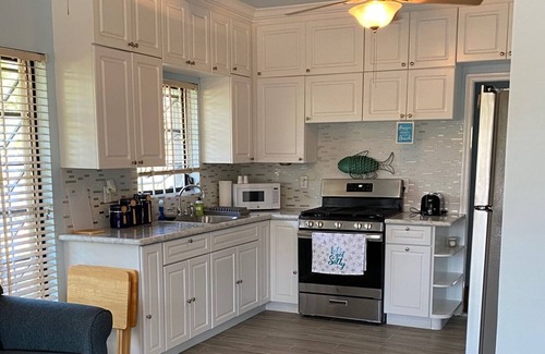 Lucaya Cottage | A quaint 2 bedroom cottage minutes from the beach and Port Lucaya.