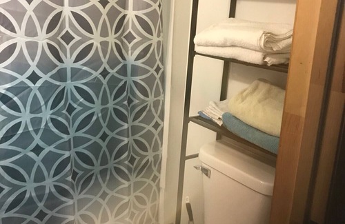 South Bend Apartment | A Quaint, Private 1 Bdrm Apt, 10 mins from ND