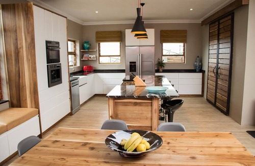Paarl House | A’ Queenslin Guesthouse offers guests a peaceful home away from home.