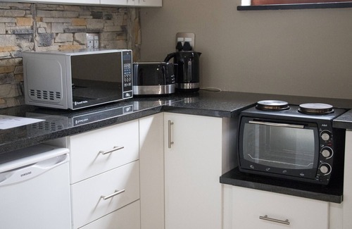 Paarl House | A’ Queenslin Guesthouse offers guests a peaceful home away from home.