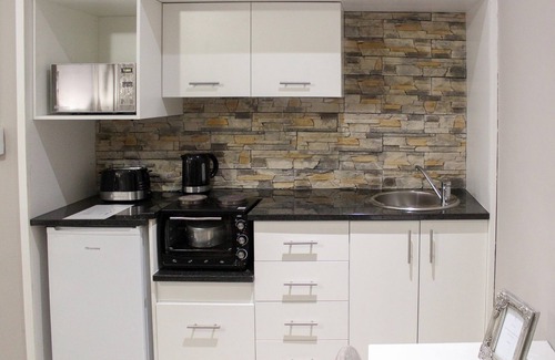Paarl House | A’ Queenslin Guesthouse offers guests a peaceful home away from home.