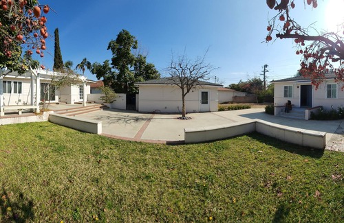 Rosemead House | A quiet 2-bedroom house nestled in a Rosemead courtyard.