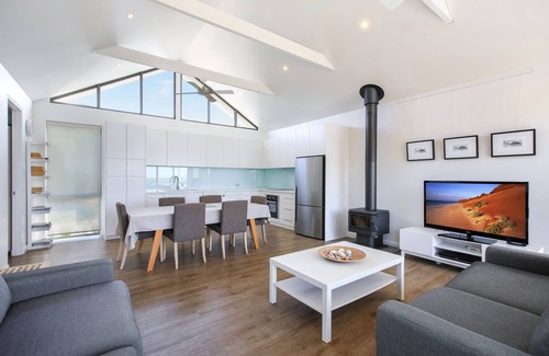Island Beach House | A quiet beach retreat with abundant flora and fauna