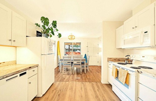 Bay City House | A quiet, family friendly, surf cabin, near beach.