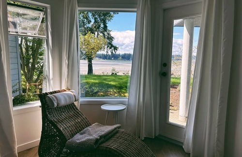 Regional District of Nanaimo Condo | A quiet oceanfront hideaway on the shoreline of Nanoose Bay. n