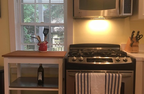 Historic District House | A Quiet Retreat just steps from Naval Academy and all the Downtown Fun!
