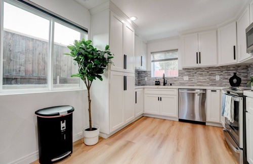 Castro Valley House | A rare minimalist concept in a quiet location with modern amenities.