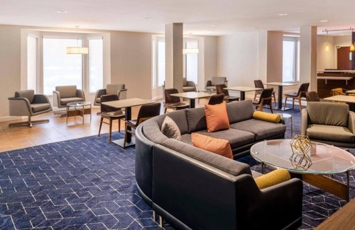 Lakewood House | A recently renovated, inviting hotel near Lakewood, Colorado