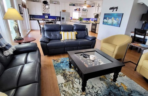 Isla Del Sol House | A Reel Good Spot! Spacious 5 bdrm/king beds/bunk