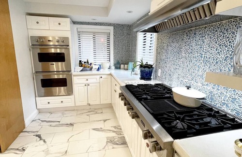 Washington Square West House | A Regal Retreat- Exclusive Parking Prime Local