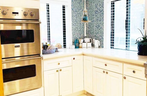 Washington Square West House | A Regal Retreat- Exclusive Parking Prime Local
