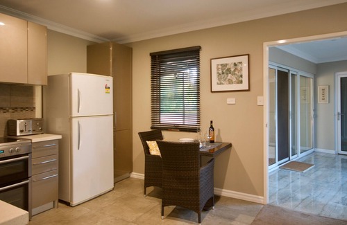 Collie House | A relaxed luxury apartment set among the gum trees