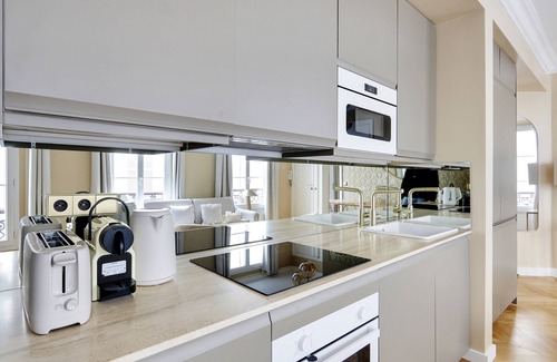 Madeleine Apartment | A Remarkable 2-BR/2BA in Opéra- Saint-Lazare
