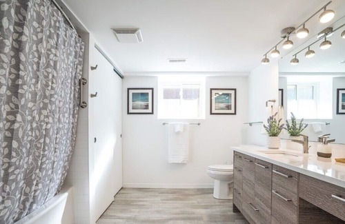 Brantford Apartment | A+ Remote Work Friendly w/ King Bed, Monthly Stays