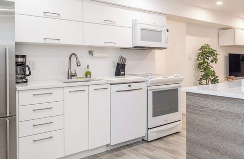 Brantford Apartment | A+ Remote Work Friendly w/ King Bed, Monthly Stays