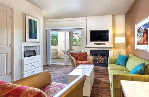 Enterprise Resort | A resort close to airport, shuttle to the city and LAZY RIVER and full kitchenn