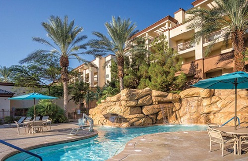 Enterprise Resort | A resort close to airport, shuttle to the city and LAZY RIVER and full kitchenn