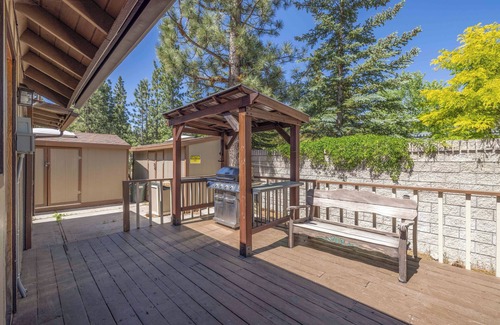 Fox Farm House | A Resort like Destination & Sleeps 16 Comfortably