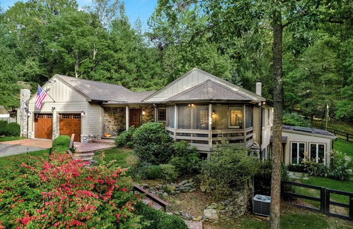 Bakerton House | A Retreat Bordering NATIONAL PARK land 1 mi to C&O and 2 mi to Harpers Ferry!