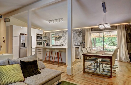 Atlanta House | A Retreat Home of 4-bedrooms Conviniently Located in the Heart of Atlanta