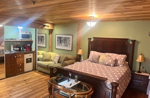 Maple Ridge Resort | A Retreat -Romantic,Private Hot Tub,Riverside,Forest, Private,Quiet, not a hotel