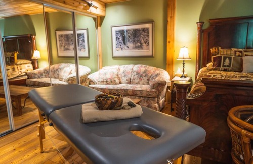 Maple Ridge Resort | A Retreat -Romantic,Private Hot Tub,Riverside,Forest, Private,Quiet, not a hotel