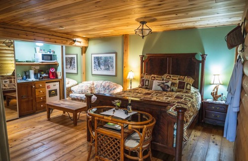 Maple Ridge Resort | A Retreat -Romantic,Private Hot Tub,Riverside,Forest, Private,Quiet, not a hotel