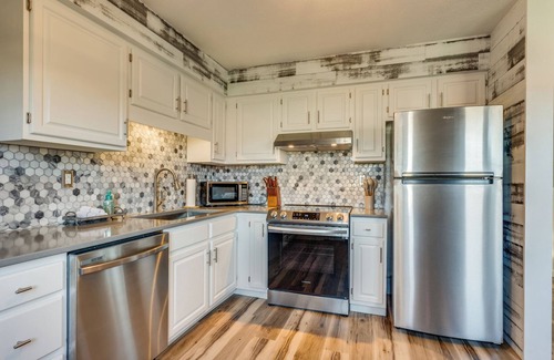 Elizabethton Condo | "A River Runs Near It" beautifully updated townhouse in Elizabethton, Tennessee