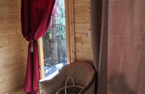 Barjols Cabin | A romantic garden hut with balneotherapy