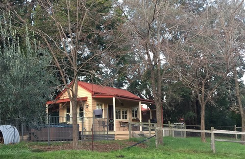 Staghorn Flat Cottage | A Romantic Getaway pet friendly farm stay
