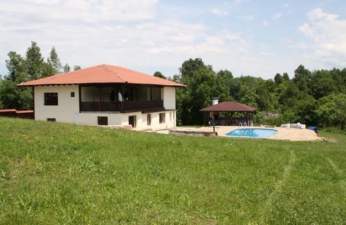 Elena House | A ROOF ON THE GRASS