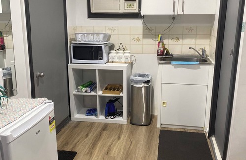 Shepparton South Bed & Breakfast | A room designed with a motel concept in a residential area.