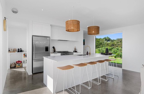 Mangawhai House | A Rural Retreat - Modern sunny holiday home with panoramic views over Mangawhai