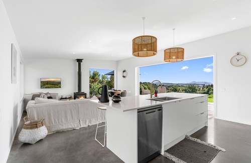 Mangawhai House | A Rural Retreat - Modern sunny holiday home with panoramic views over Mangawhai