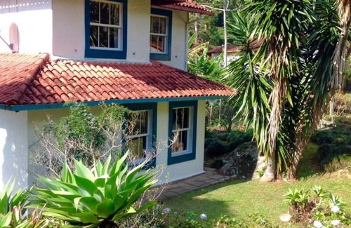Teresopolis House | A Stylish Mountain Cottage