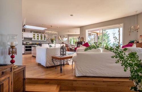 Halfmoon Bay House | A's on the Bay - Family Retreat