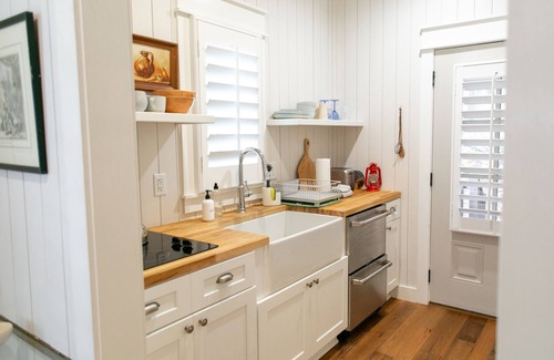 Silver Creek Cottage | A secluded haven on 5,000 acres in NW Georgia, just 45 minutes from Atlanta and Chattanooga, and a quick 10-minute drive to downtown Rome. Explore private trails along the Etowah river, bask in wildlife, and gaze at mesmerizing stars. Your perfect es