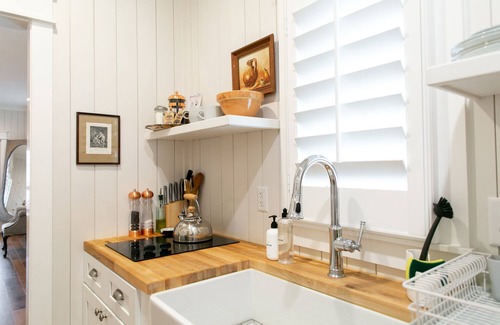Silver Creek Cottage | A secluded haven on 5,000 acres in NW Georgia, just 45 minutes from Atlanta and Chattanooga, and a quick 10-minute drive to downtown Rome. Explore private trails along the Etowah river, bask in wildlife, and gaze at mesmerizing stars. Your perfect es