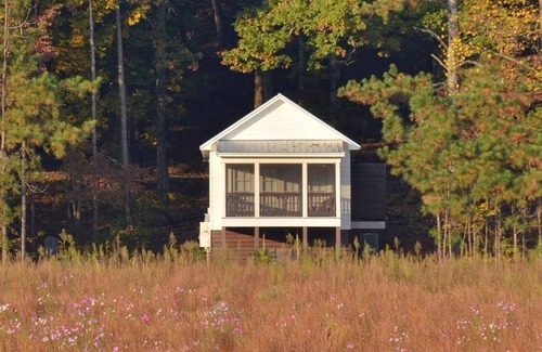 Silver Creek Cottage | A secluded haven on 5,000 acres in NW Georgia, just 45 minutes from Atlanta and Chattanooga, and a quick 10-minute drive to downtown Rome. Explore private trails along the Etowah river, bask in wildlife, and gaze at mesmerizing stars. Your perfect es