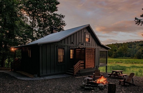 Silver Creek Cottage | A secluded haven on 5,000 acres in NW Georgia, just 45 minutes from Atlanta and Chattanooga, and a quick 10-minute drive to downtown Rome. Explore private trails along the Etowah river, bask in wildlife, and gaze at mesmerizing stars. Your perfect es