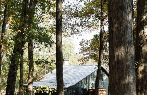 Silver Creek Cottage | A secluded haven on 5,000 acres in NW Georgia, just 45 minutes from Atlanta and Chattanooga, and a quick 10-minute drive to downtown Rome. Explore private trails along the Etowah river, bask in wildlife, and gaze at mesmerizing stars. Your perfect es