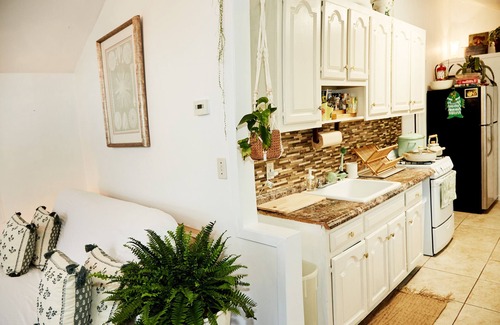 Queens House | A serene bungalow just one block from the beach