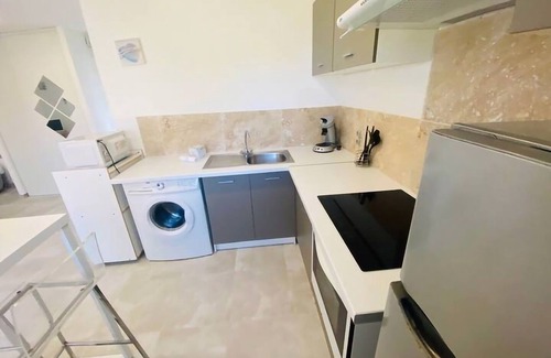 Aleria Apartment | A serene moment overlooking Diana pond