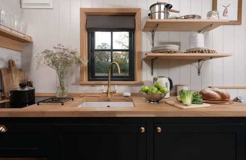 Kenn Cabin | A shepherds hut that sleeps 2 guests in 1 bedroom